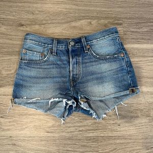 LEVIS DENIM SHORTS SIZE 25